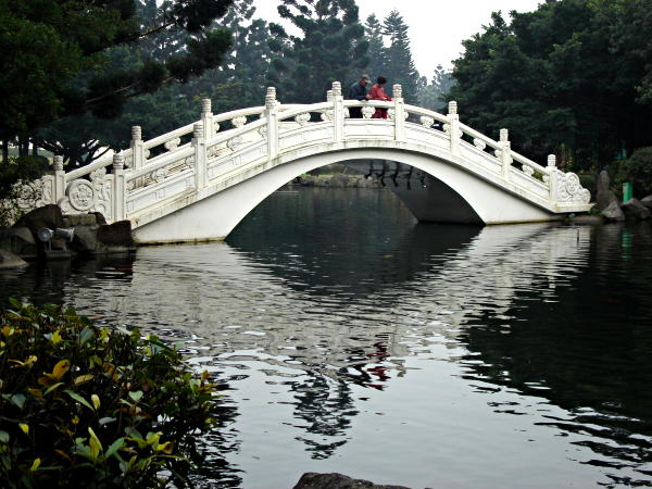 IMAGE(http://www.hostelmanagement.com/sites/default/files/1000035_taipei-bridge.jpg)