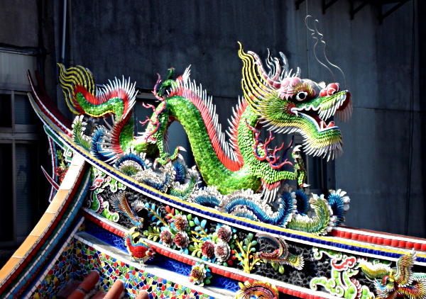 IMAGE(http://www.hostelmanagement.com/sites/default/files/1000036_taipei-temple-dragon.jpg)